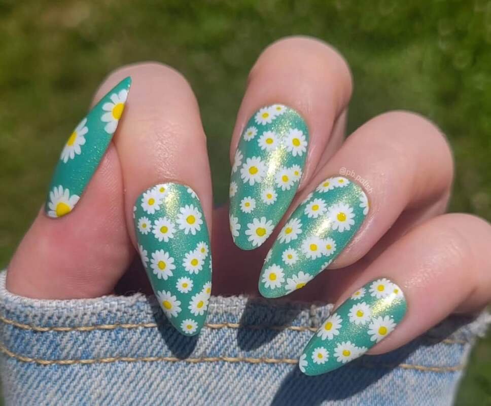 green daisy nails