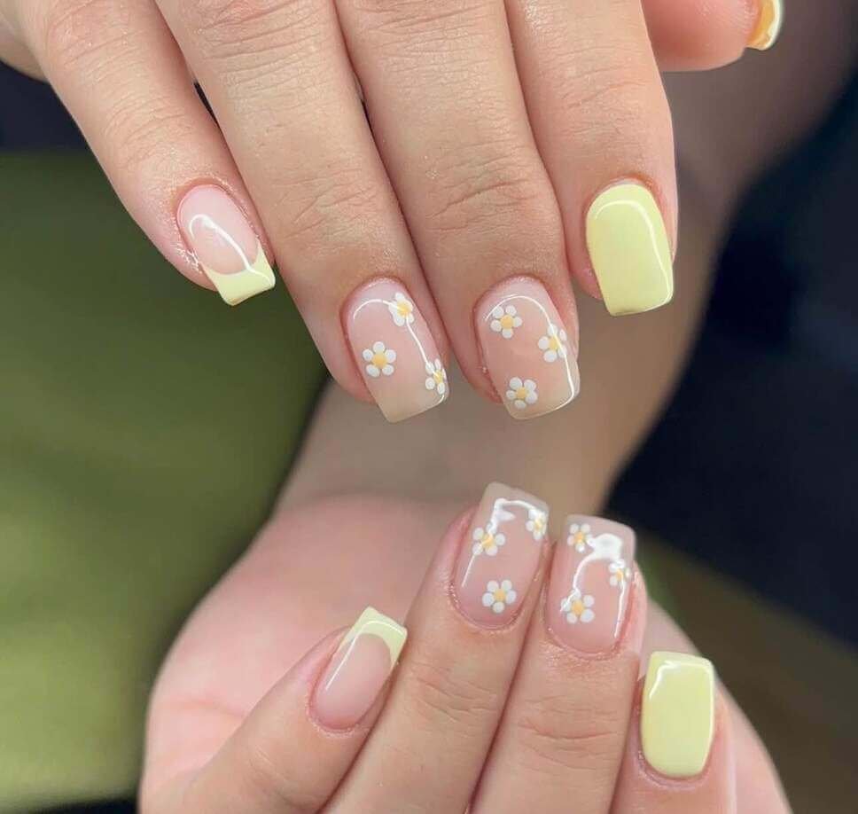 yellow daisy nails