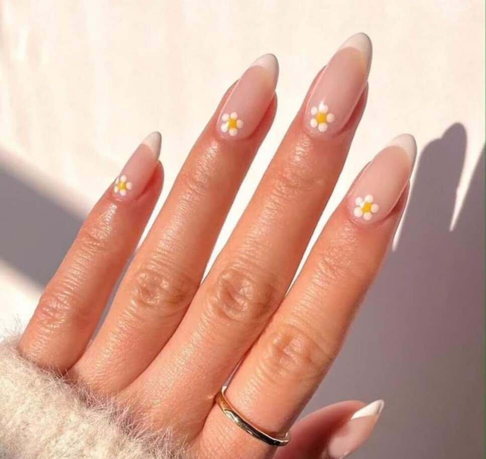 nude daisy nails