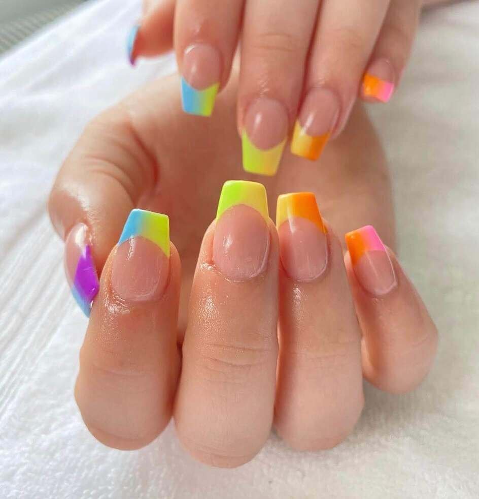 summer french tip nails 
