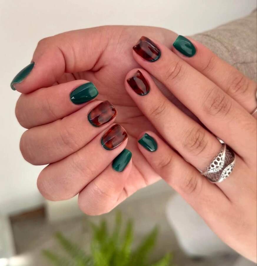 dark short nails for fall