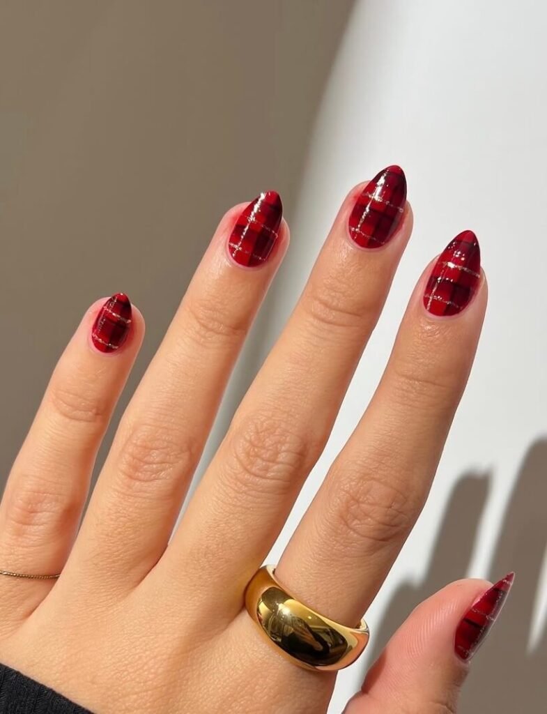 red christmas nails